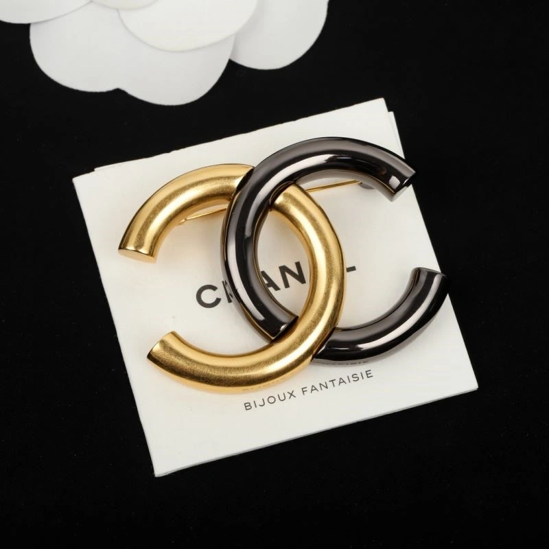 Snug Chanel Brooches 223170