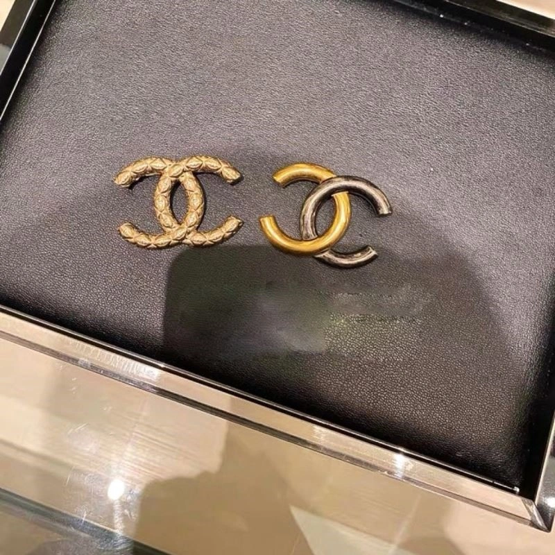 Snug Chanel Brooches 223170