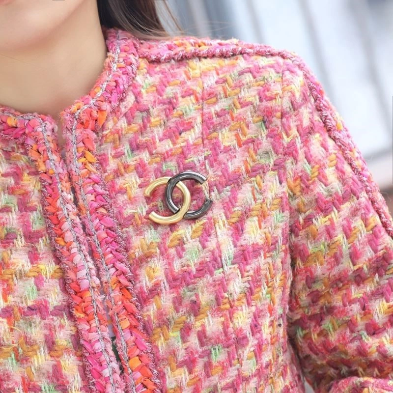 Snug Chanel Brooches 223170