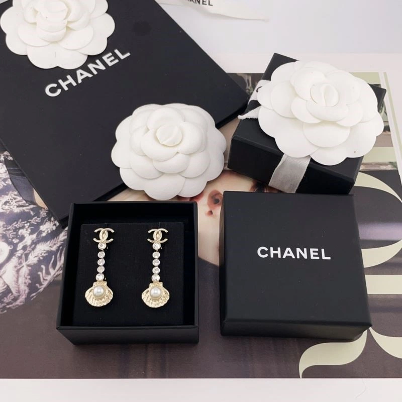 Comfortable Chanel Brooches 223227
