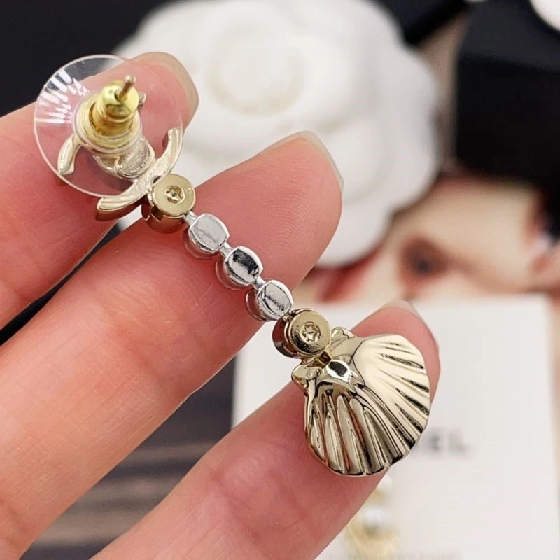 Comfortable Chanel Brooches 223227