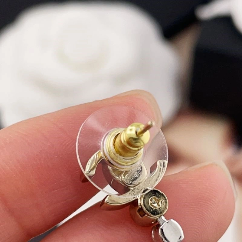 Comfortable Chanel Brooches 223227