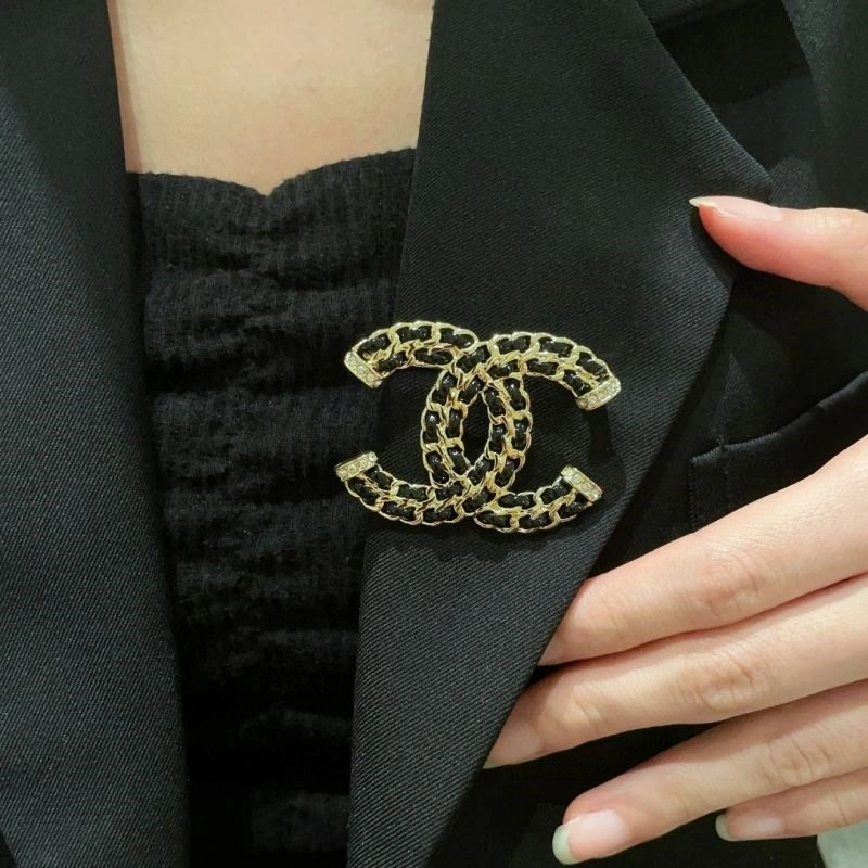 Sophisticated Chanel Brooches 223167