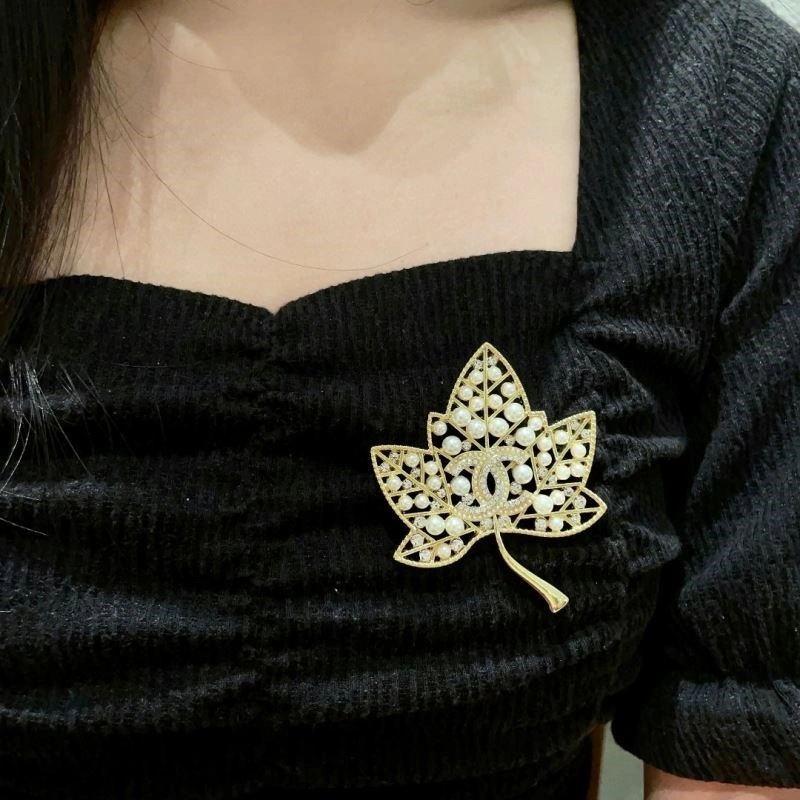 Cozy Chanel Brooches 223142