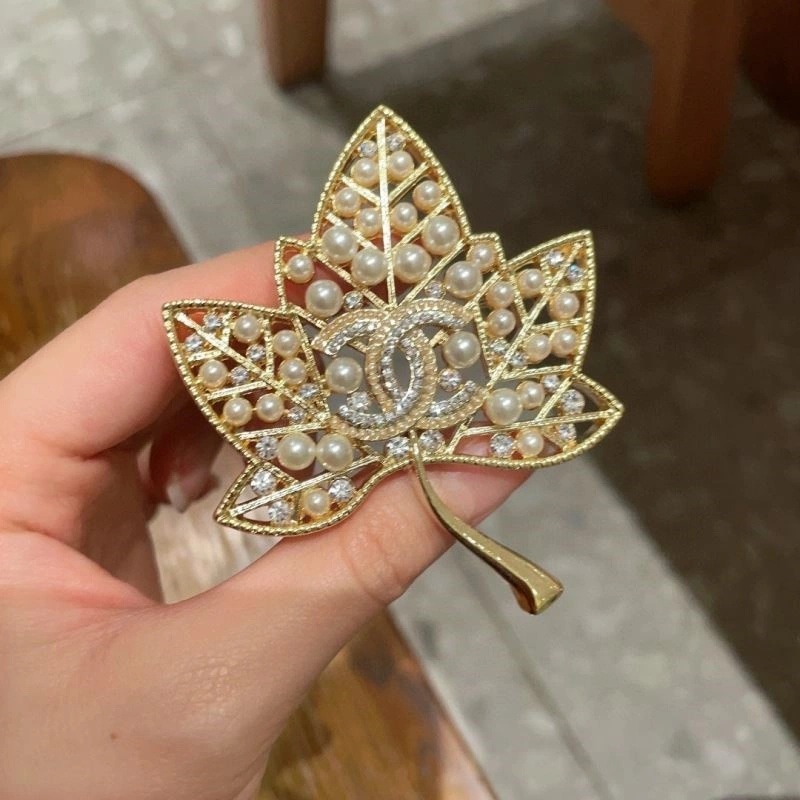 Cozy Chanel Brooches 223142