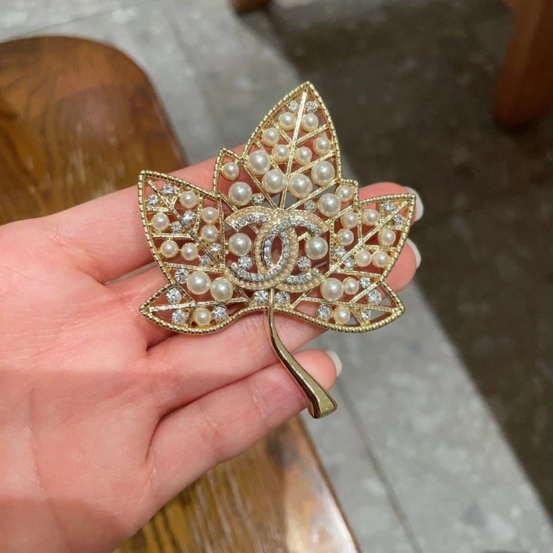 Cozy Chanel Brooches 223142