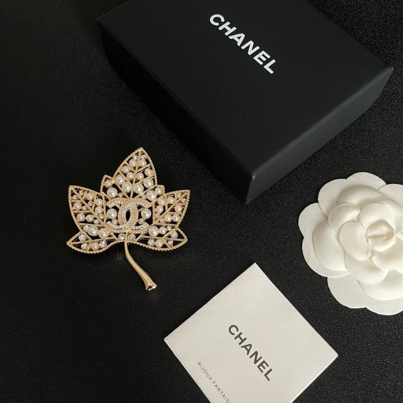 Cozy Chanel Brooches 223142
