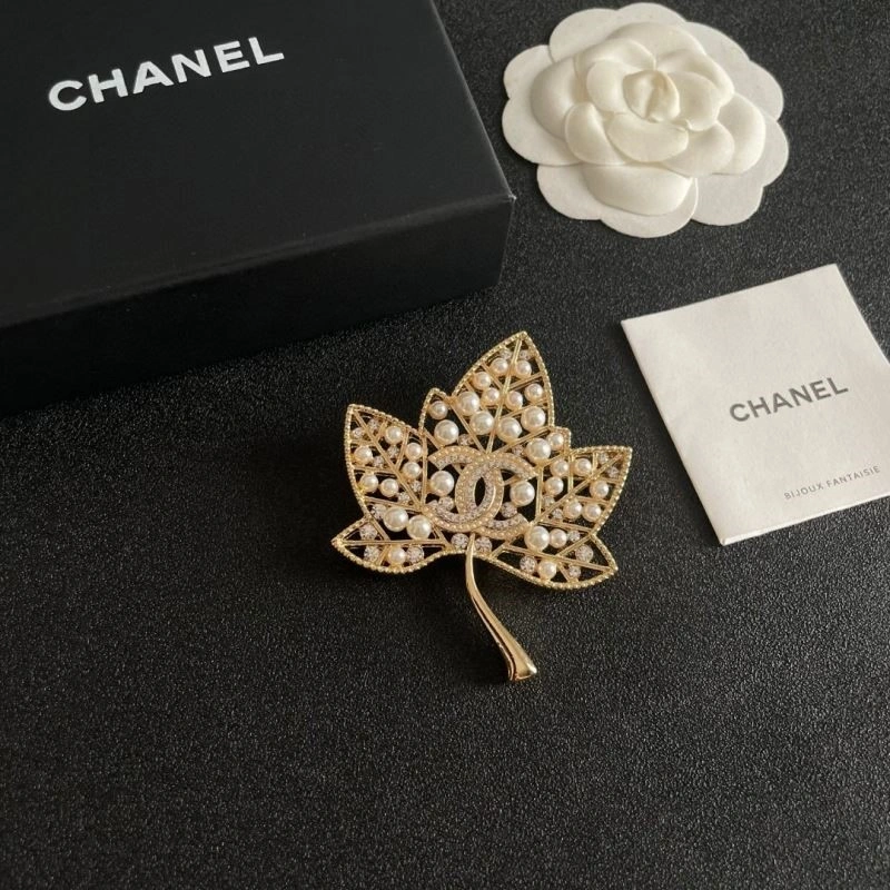 Cozy Chanel Brooches 223142