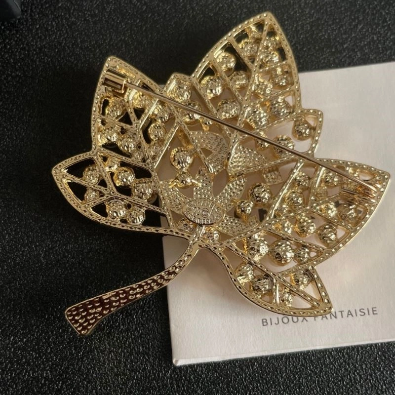 Cozy Chanel Brooches 223142