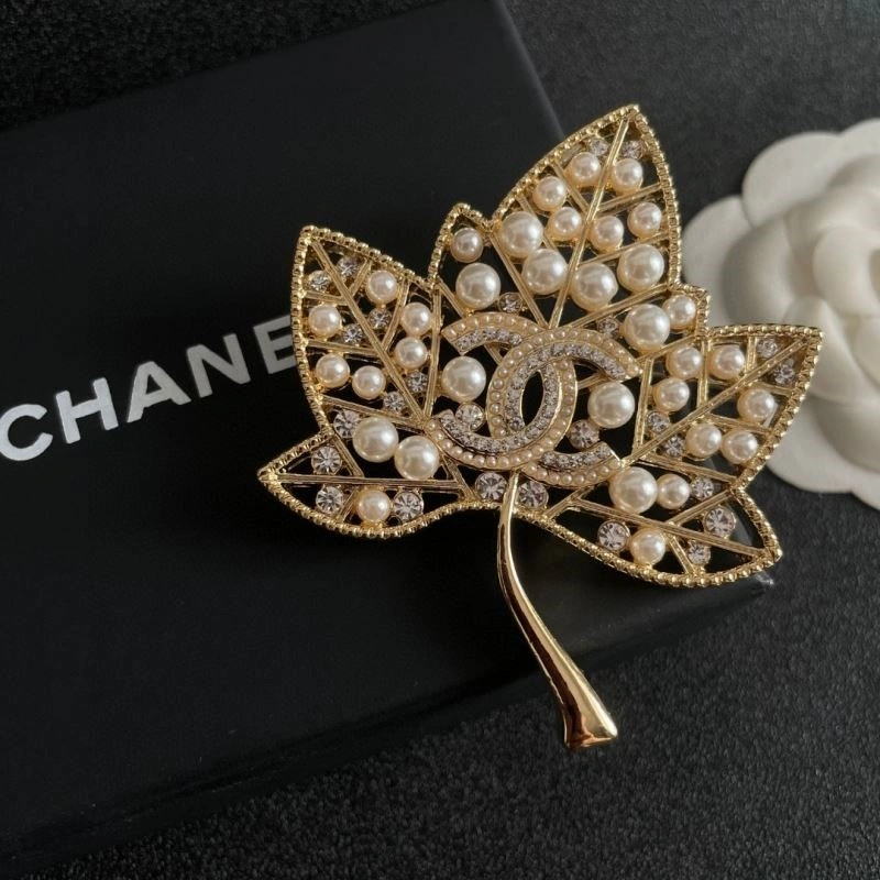 Cozy Chanel Brooches 223142