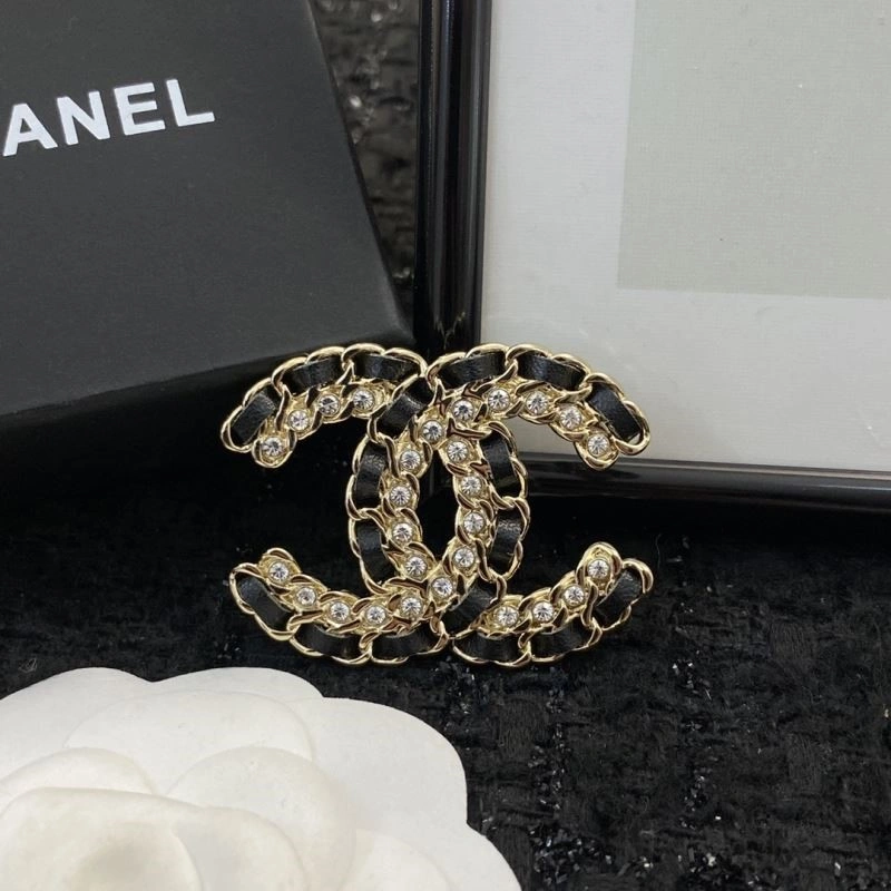 UrbanChic Chanel Brooches 223135