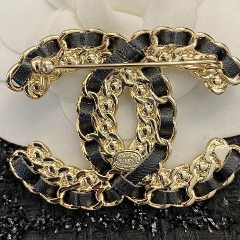 UrbanChic Chanel Brooches 223135