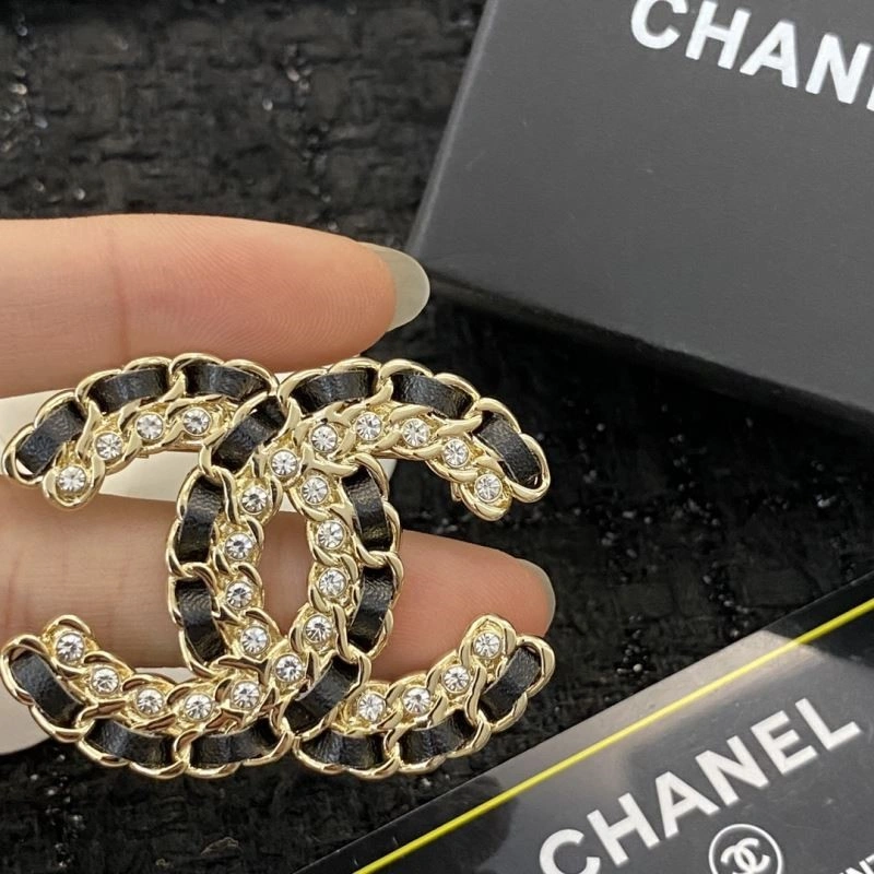 UrbanChic Chanel Brooches 223135