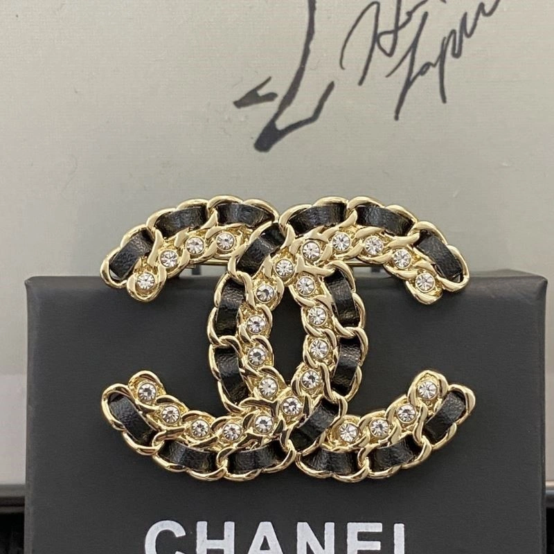 UrbanChic Chanel Brooches 223135