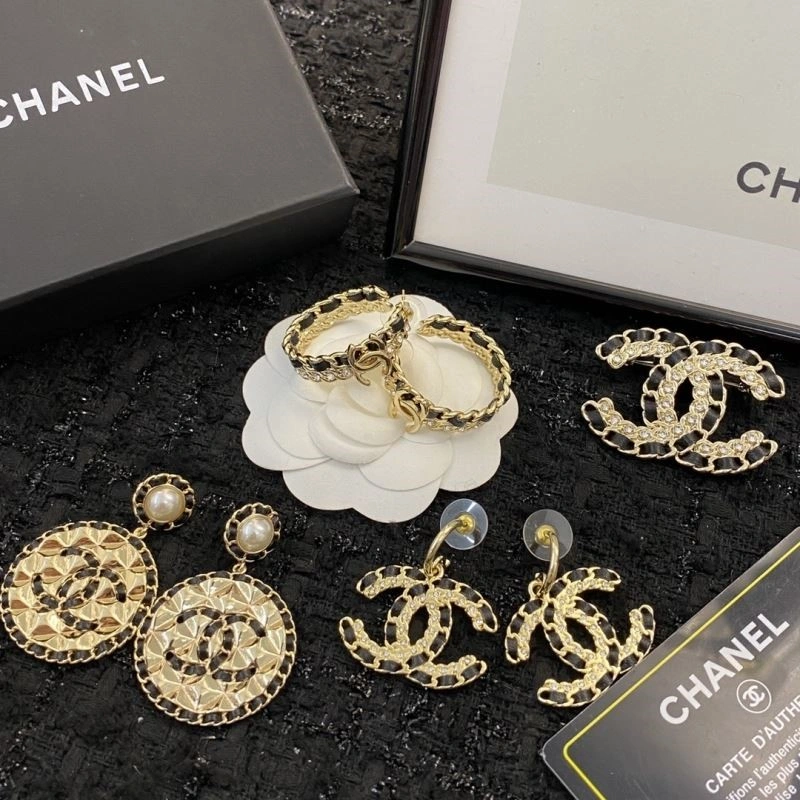 UrbanChic Chanel Brooches 223135