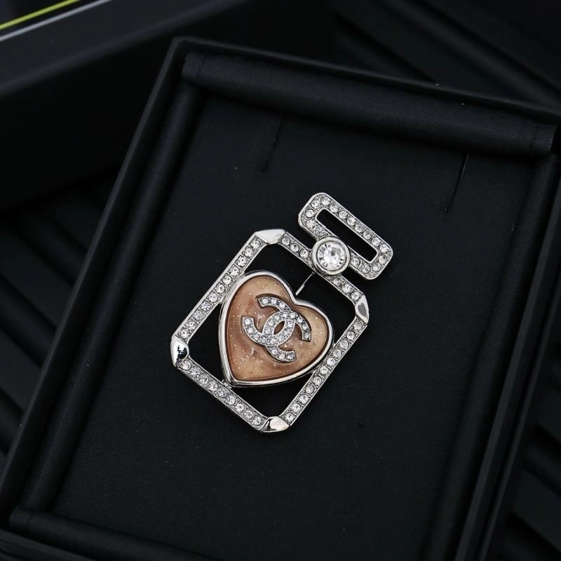 TravelReady Chanel Brooches 223140