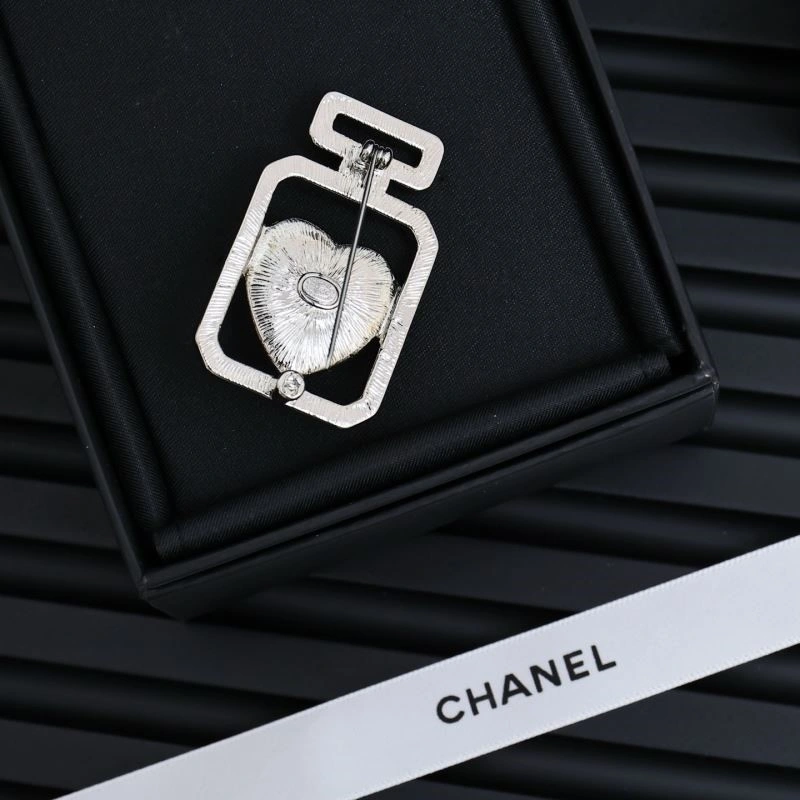 TravelReady Chanel Brooches 223140