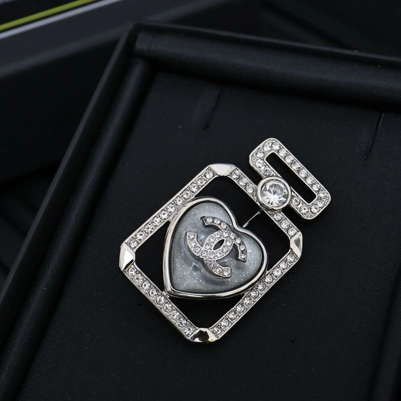 TravelReady Chanel Brooches 223140