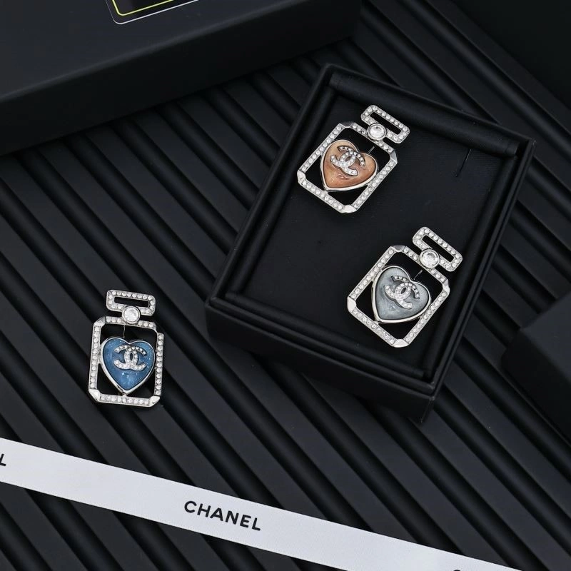 TravelReady Chanel Brooches 223140