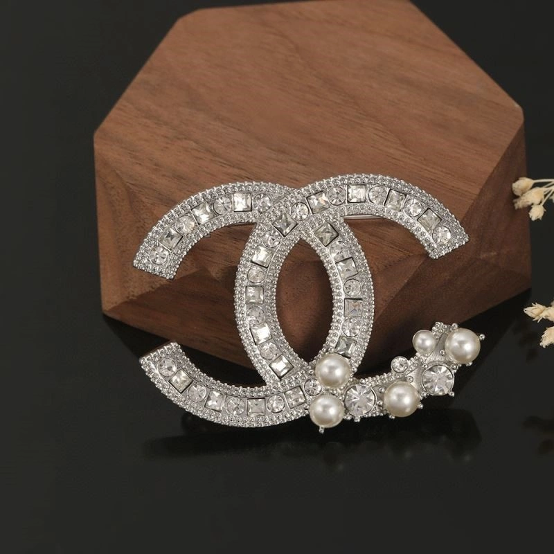 Bright Chanel Brooches 223126