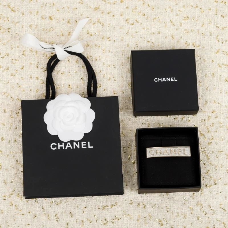 Comfortable Chanel Brooches 223116