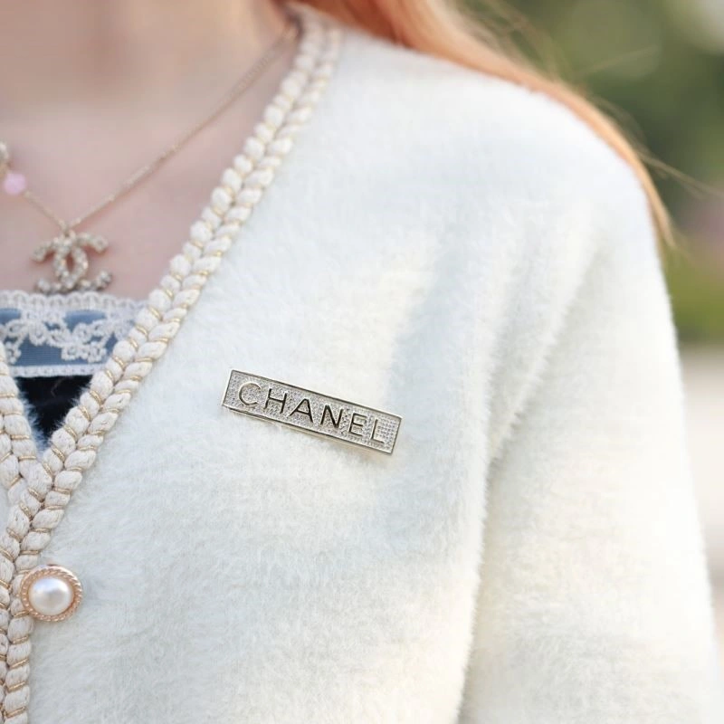Comfortable Chanel Brooches 223116