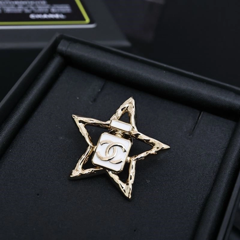 Compact Chanel Brooches 223124
