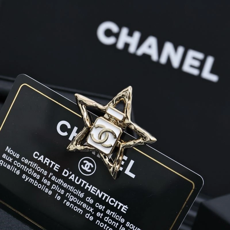 Compact Chanel Brooches 223124