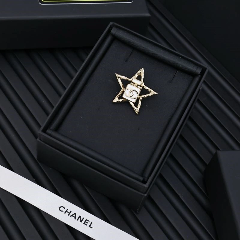 Compact Chanel Brooches 223124