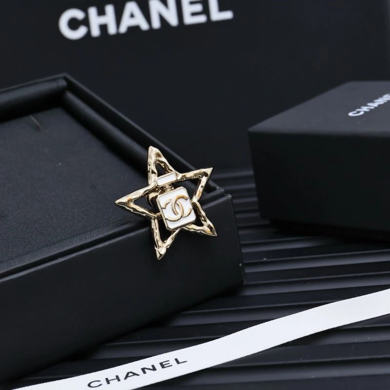Compact Chanel Brooches 223124