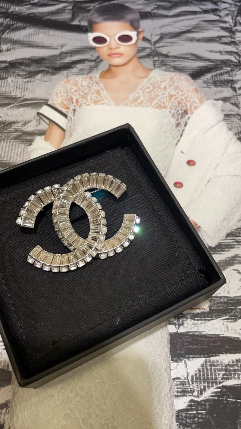 Seasonal Chanel Brooches 223108