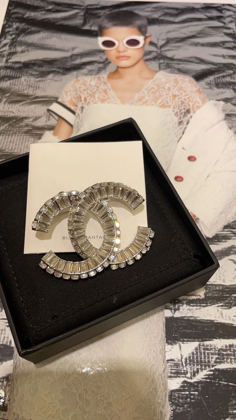 Seasonal Chanel Brooches 223108