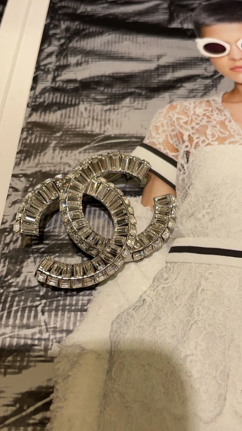 Seasonal Chanel Brooches 223108