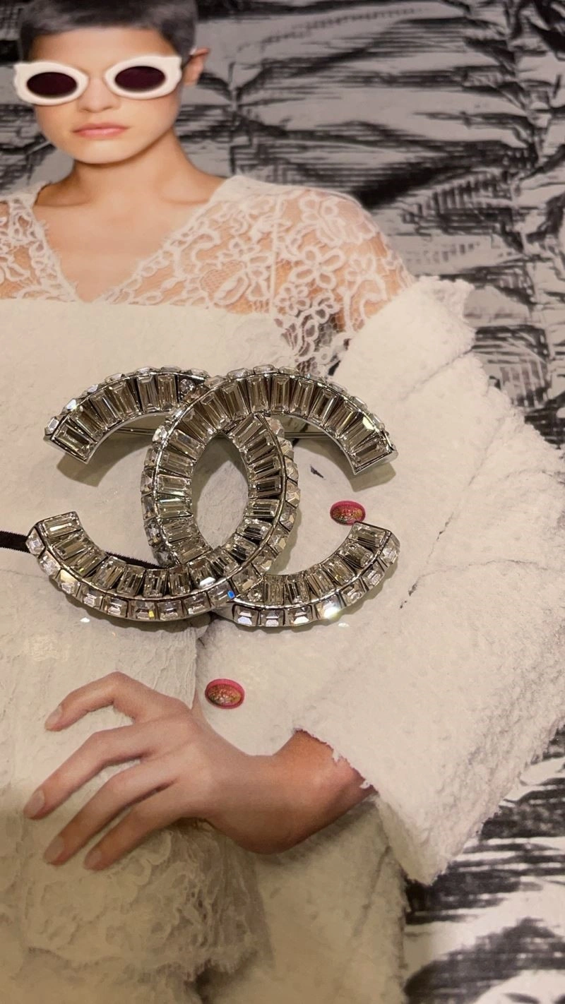 Seasonal Chanel Brooches 223108