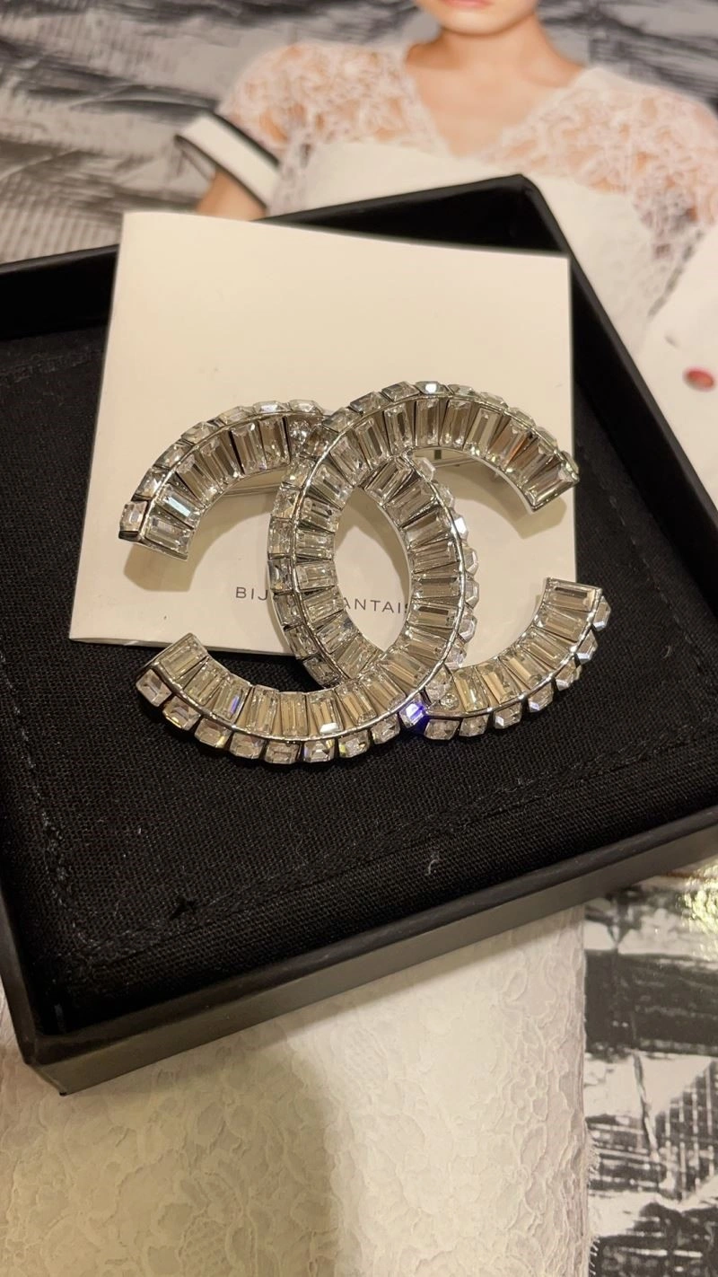 Seasonal Chanel Brooches 223108