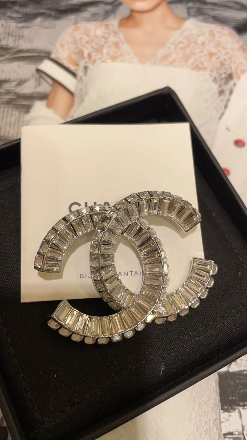 Seasonal Chanel Brooches 223108