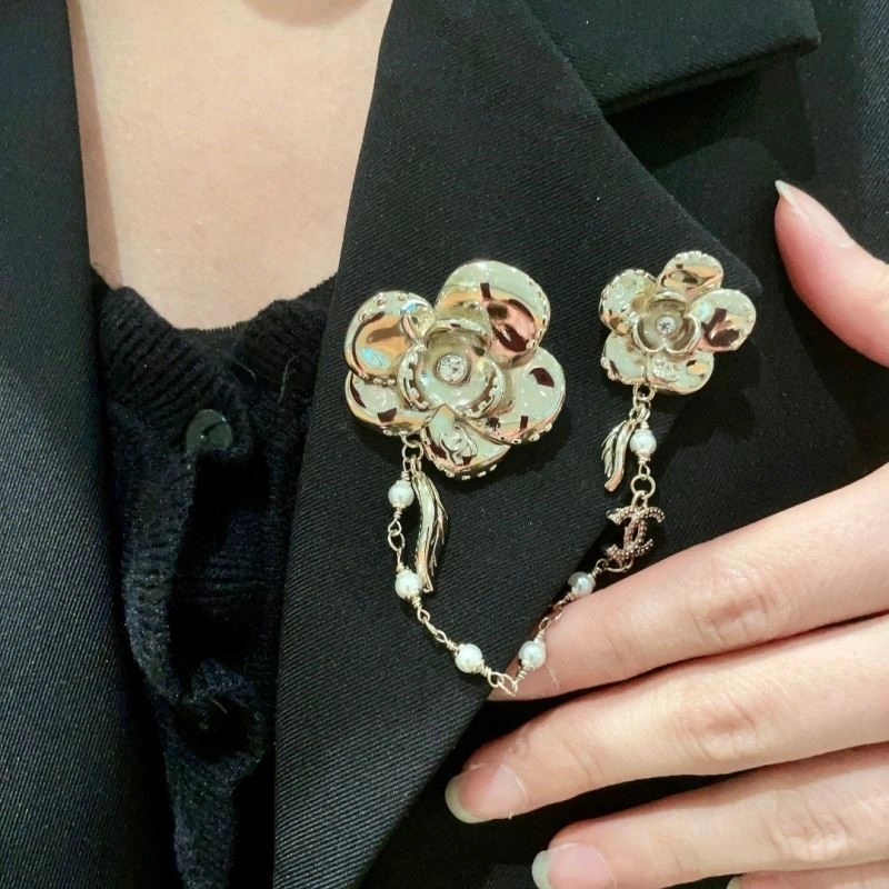 Comfortable Chanel Brooches 223102
