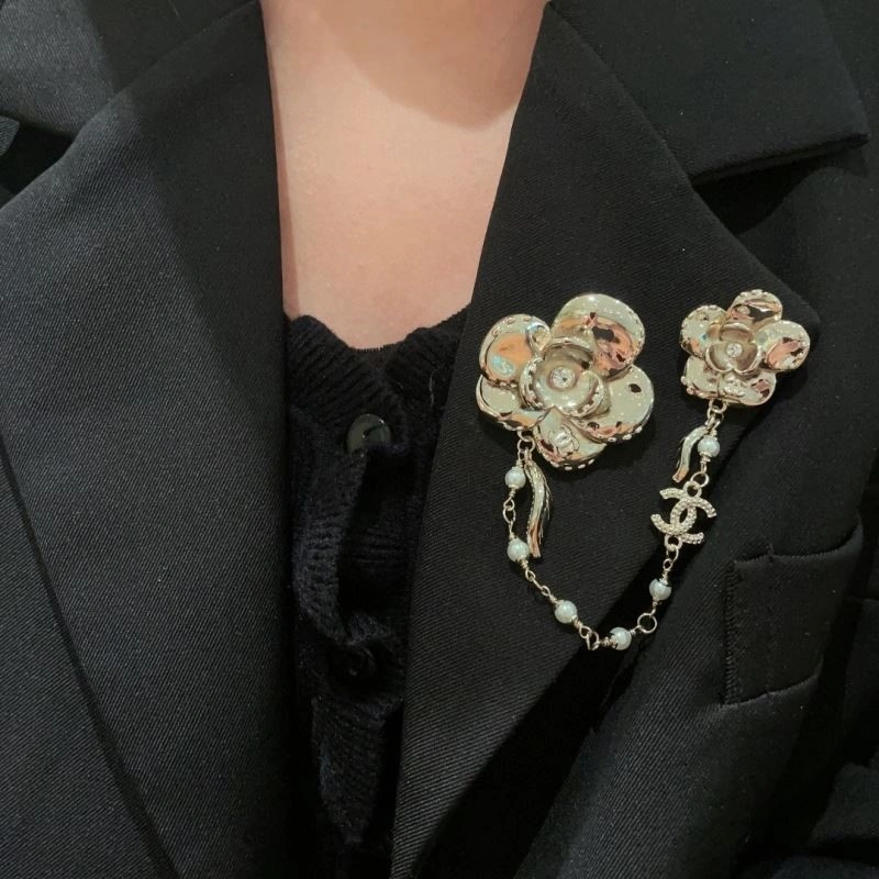Comfortable Chanel Brooches 223102