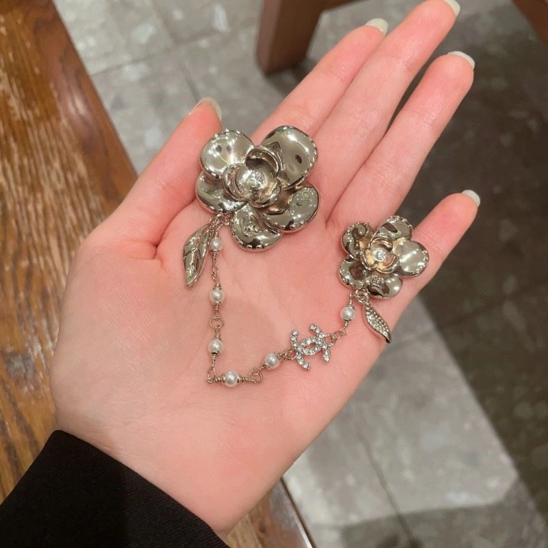 Comfortable Chanel Brooches 223102