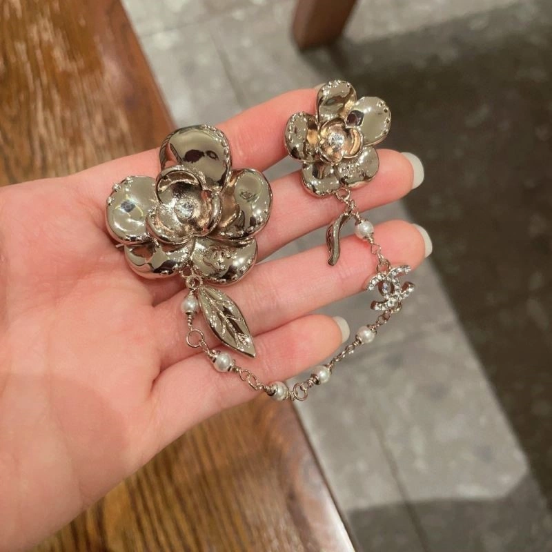 Comfortable Chanel Brooches 223102