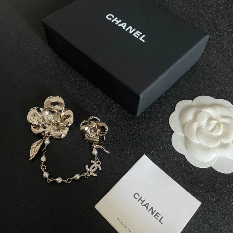 Comfortable Chanel Brooches 223102