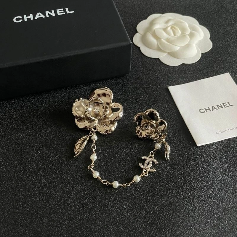 Comfortable Chanel Brooches 223102