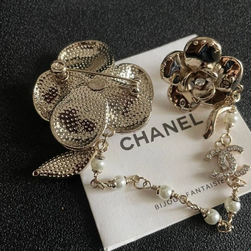 Comfortable Chanel Brooches 223102