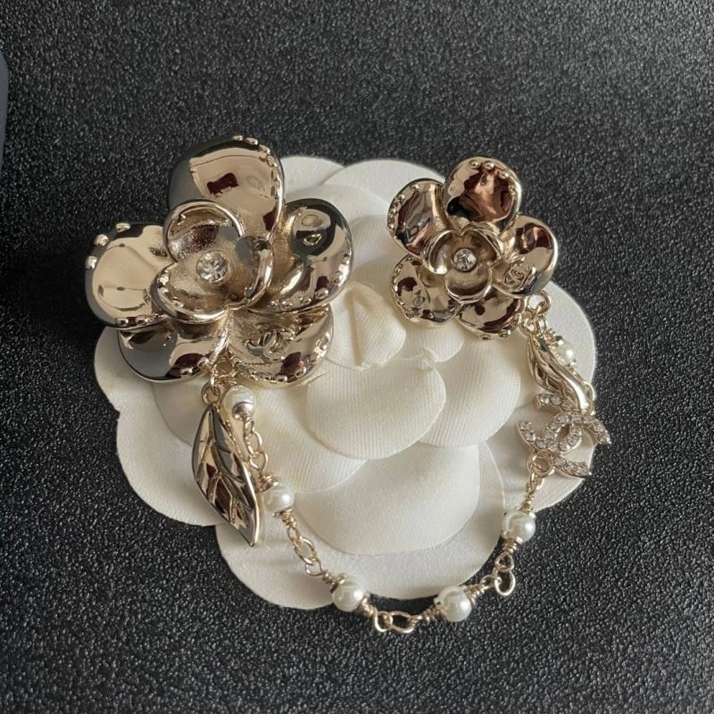 Comfortable Chanel Brooches 223102
