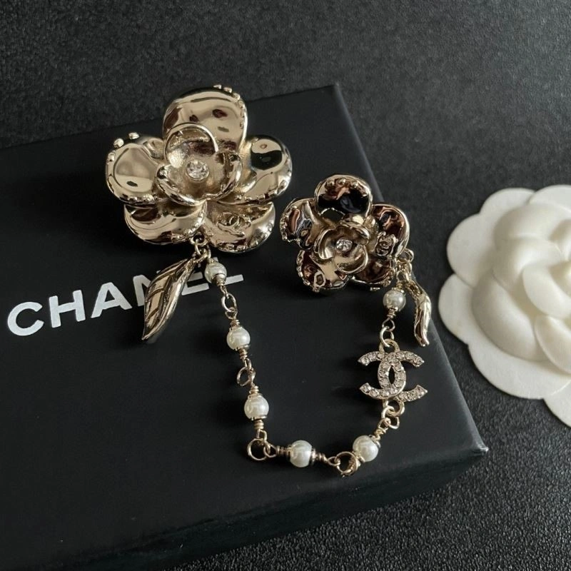 Comfortable Chanel Brooches 223102