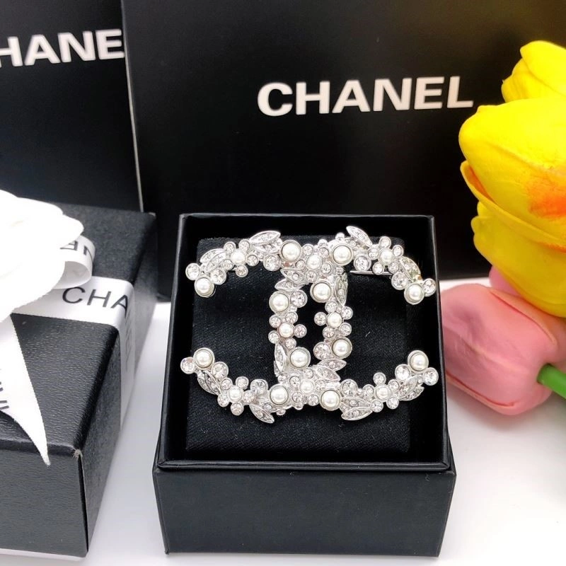 Minimalist Chanel Brooches 223088