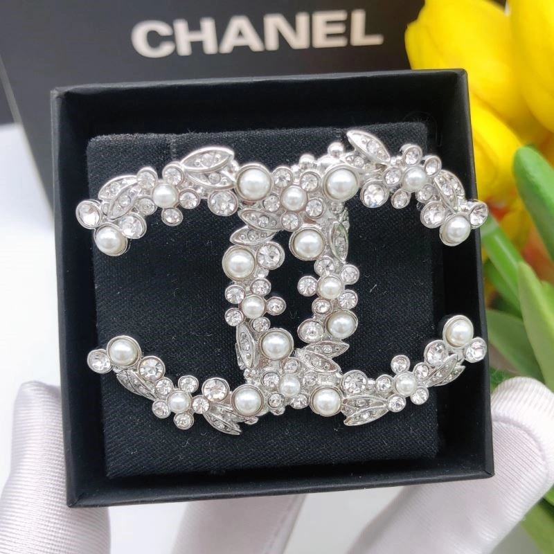 Minimalist Chanel Brooches 223088