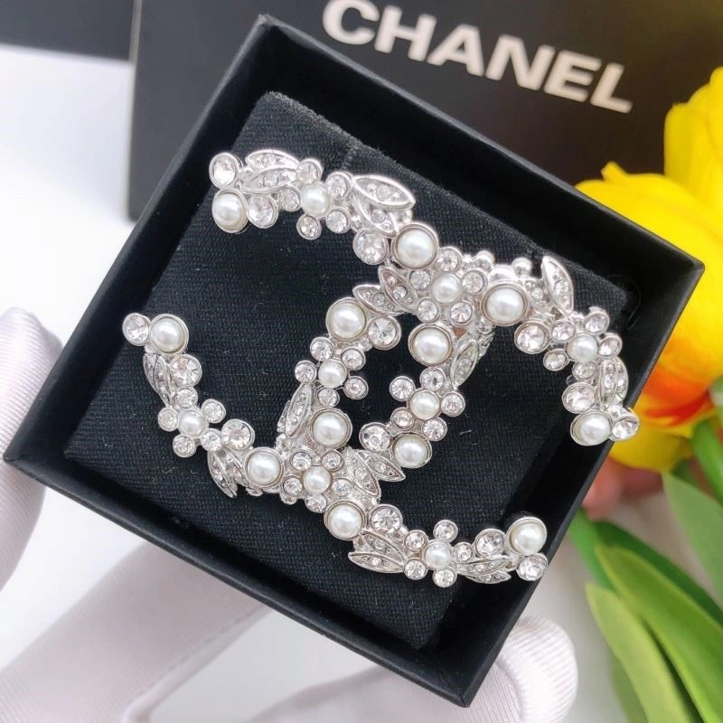 Minimalist Chanel Brooches 223088