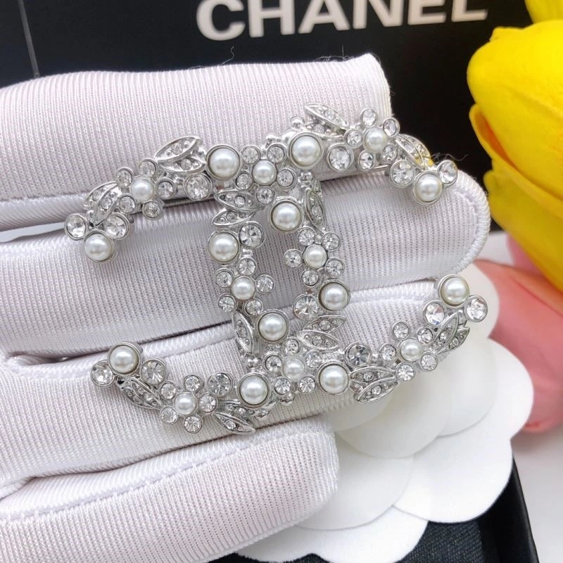 Minimalist Chanel Brooches 223088