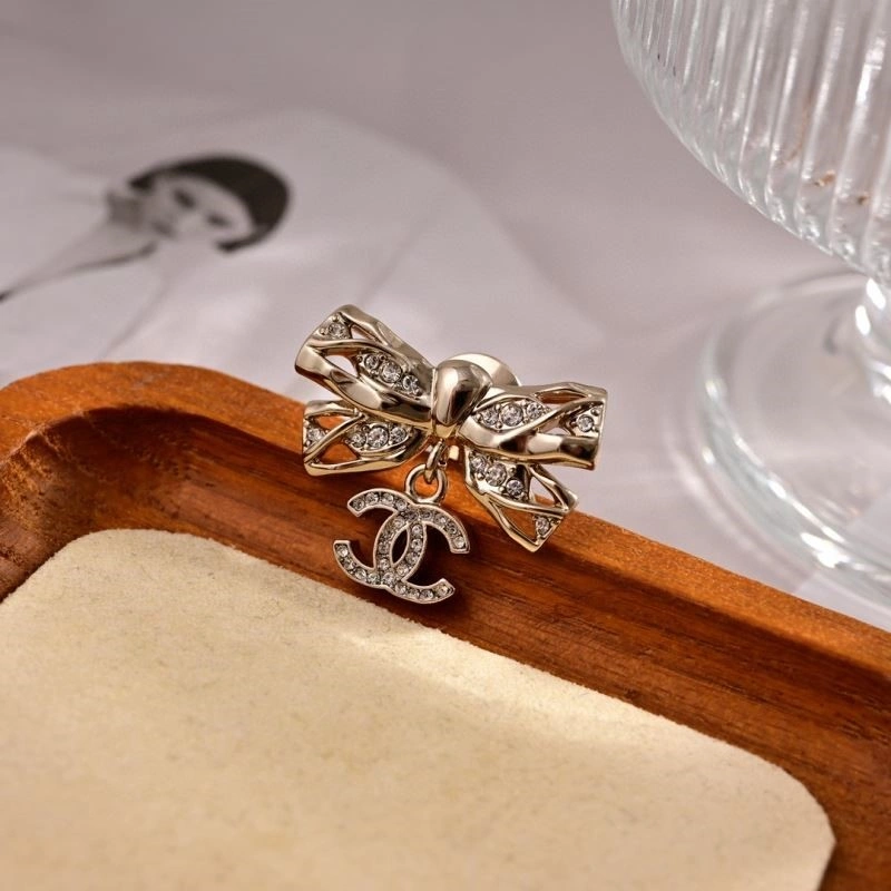 Chanel Brooches Snug 223098
